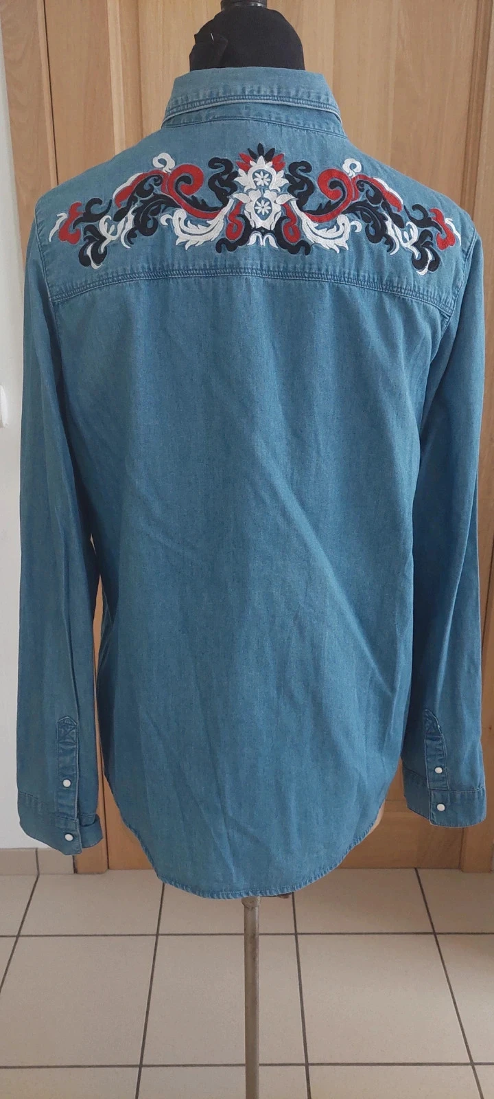 Chemise en jean Divided H&M bleue avec broderies - Taille 44-XL – photo 5